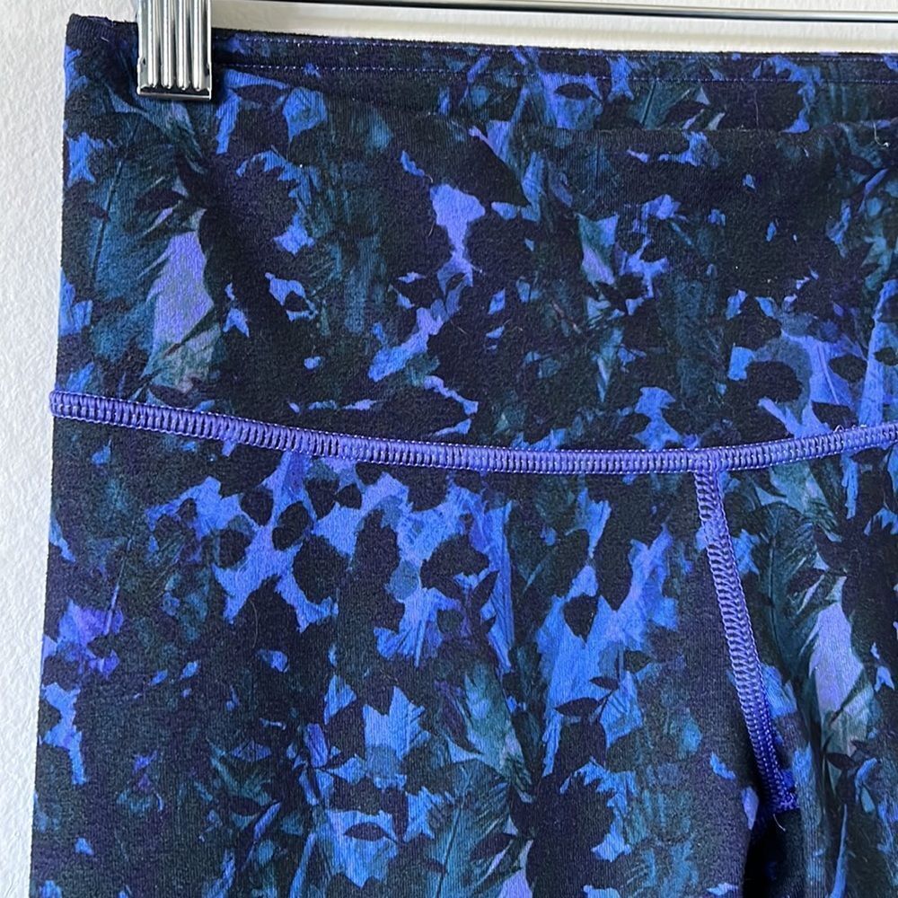 Lululemon Purple Camo Leggings Size 4 - Picture 3 of 11